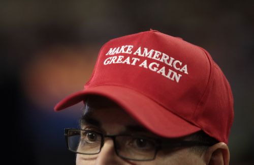 „Make America Great Again“ – es gibt wohl kaum jemanden, der den geschickt gewählten Slogan von Donald Trump noch nie gehört hat. Ganz anders sieht es aus, wenn man sich nach dem Leitspruch von Hillary Clinton erkundigt – „Stronger Together“ hat schlichtweg nicht die Strahlkraft des Trumpschen Spruches. Zurückzuführen ist der Ursprung auf Ronald Reagan, welcher 1980 zum Spruch griff, als sich Amerika inmitten einer Phase der wirtschaftlichen Stagnation – gepaart mit Inflation – befand. Auch Bill Clinton nutzte die Phrase in seinem Wahlkampf 1992, gleichwohl er den Spruch heute als rassistische „Dog Whistle“-Politik betitelt. Trump hingegen meldete bereits 2012 „Make America Great Again“ als Dienstleistungsmarke an – und bekam den Zuschlag dafür 2015.