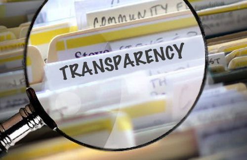 Transparenz ist einer der wichtigsten Anforderungen für öffentliche Unternehmen – ein Punkt, der zukünftig auch im Feld der Top-Managementvergütung selbstverständlich werden muss. Während in einigen Städten wie in Arnsberg oder Bottrop 100 Prozent der Top-Manager die personenbezogene Vergütung publizieren, ist diese Kultur bei Weitem noch nicht im Großteil deutscher Städte und Gemeinden angekommen – auch im Vergleich zum Jahr 2010 hat sich zu wenig getan. Im Schnitt werden nur 18,4 Prozent der Gehälter personenbezogen offengelegt – plus 5,7 Prozent als Gesamtbetrag. Gemessen an den von der Politik formulierten Zielen deutlich zu wenig, leitet Papenfuß aus den empirischen Ergebnissen ab.