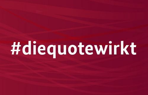 Die Quote wirkt – behauptet zumindest das von SPD-Frontfrau Manuela Schwesig geführte Ministerium für Familien, Senioren, Frauen und Jugend. Denn seit dem 1. Januar 2016 gilt die fixe Geschlechterquote von 30 Prozent für neu zu besetzende Aufsichtsratsposten in etwa 100 großen Unternehmen. Potenzielle Ängste vor Führungsverantwortung können so nicht besiegt werden – und mit 3.500 weiteren Unternehmen, die zu einer eigenen Zielquote angehalten sind, bleiben der Wirtschaft viele Freiheiten. Ob die Quote wirklich wirkt, wird sich erst im kommenden Jahr zeigen – am 30. Juni 2017 müssen die ersten Zielgrößen verpflichtend erreicht werden. 