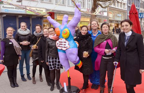 Nicht nur in Führungspositionen kämpfen Frauen noch zu oft um Platz und Anerkennung – auch generelle Gehaltsunterschiede lassen sich immer noch häufig beobachten. Beim „Equal Pay Day“ – hier bei einer Demonstration in Hannover 2014 – kämpfen Frauen für eine gerechtere Bezahlung. Die durchschnittliche Entgeltdifferenz beträgt noch immer 22 Prozent bei gleicher Arbeitsleistung. In den vergangenen Jahren hat sich der Unterschied in Deutschland kaum verändert. Selbst wenn diese Unterschiede bereinigt werden – indem beispielsweise überdurchschnittlich viele Männer in Führungspositionen berücksichtigt werden – verbleiben immer noch ernüchternde sieben Prozent Lohnunterschied. 