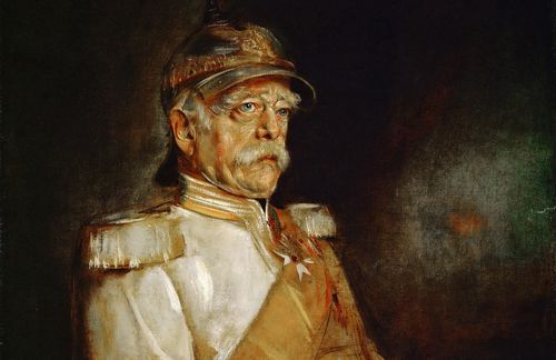 Kunstwerk eines Staatskünstlers: Der deutsche Maler Franz Seraph von Lenbach porträtiert Otto von Bismarck, den ersten Reichskanzler des Deutschen Reiches. Bismarck, der als „Eiserner Kanzler“ in die Geschichte eingehen sollte, verstand die Politik als Kunst des Möglichen. Der Wille zur Macht, sagt sein amerikanischer Biograph Otto Pflanze, war seine „zentrale Charaktereigenschaft“, das „titanische Ringen um Selbstbeherrschung“ war aller Erfolge Anfang, und die Rücksicht auf andere war dem erkannten Staatswohl nachzuordnen. „In der Politik“, so lautete Bismarcks unumstößliche Erkenntnis, „tut niemand etwas für den andern, wenn er nicht zugleich sein Interesse dabei findet.“ Kniffe waren darum mit der Seelenruhe eines Naturforschers und, wie hinzuzufügen ist, mit der Virtuosität eines Meisters der Magie auszuführen, die bekanntlich auf Täuschung beruht.