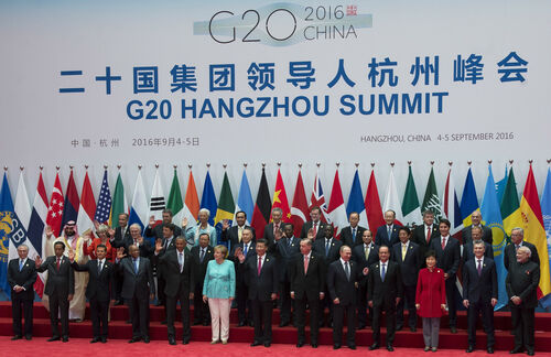 Trotz schleichender Fortschritte und endloser bilateraler Rangeleien gelten die G20 noch immer als das zentrale Forum für globale Verhandlungen. Im chinesischen Hangzhou standen die Verhandlungen bereits unter dem Vorzeichen der US-Wahl – Ex-Präsident Obama rührte fleißig die Werbetrommel für Hillary Clinton. Der Schock holte die Staatschefs der mächtigsten Bündnispartner am 8. November ein, als der Republikaner Donald Trump das Weiße Haus erobern konnte. Seitdem bereitet sich das Bündnis auf das erste große Zusammentreffen im Juli 2017 vor: der von Deutschland ausgerichtete G20-Gipfel in Hamburg. Ausgerechnet ins linke Schanzenviertel kommt Trump, trifft dort erstmals auch Bundeskanzlerin Merkel.
