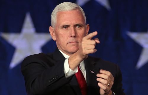 Wenn Mike Pence auf der Münchener Sicherheitskonferenz Europa und der NATO der Rücken stärkt, atmen Europa und Partner erleichtert auf. Der zweit wichtigste Mann der Vereinigten Staaten ist das versöhnliche Gegenmodell zum twitternden Grobian. Pence besticht durch klare Kühle und fließende Geschmeidigkeit. Seine Mission bei seiner ersten Europareise ist klar: Feuerwehrartig die verbalen Glutnester, die Trump über den Atlantik hinweg entfacht hatte, einzudämmen. „Es ist mir eine Ehre, heute im Auftrag von Präsident Trump zu erklären, dass die Vereinigten Staaten sich der weiteren Zusammenarbeit und Partnerschaft mit der EU verpflichtet fühlen“, beschwört er die guten alten Zeiten. Bei allen Differenzen teile man doch dasselbe Ziel: Die Förderung von Frieden und Wohlstand durch Freiheit, Demokratie und Rechtsstaatlichkeit. Trump hingegen wetterte gegen die EU, lobte den geplanten Austritt Großbritanniens, stempelte die NATO zum Sanierungsfall ab. Über Pence geraten Diplomaten und Medien hingegen ins Schwärmen. Die FAZ attestiert: „Mike Pence hat alles, was seinem Chef fehlt: Manieren, Professionalität, Augenmaß.“