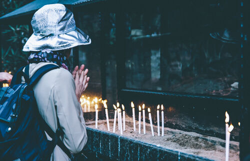 Ein typisch katholischer Brauch ist das Anzünden von Kerzen – nicht nur die Osterkerze oder das ewige Licht, sondern auch jene, die jeder Kirchenbesucher anzünden kann. In den meisten Kirchen gibt es Kerzenständer, die auch rege genutzt werden: Entzündet werden die kleinen Kerzen zumeist im Gebet – dabei geht es vorwiegend um eigene Sorgen, Bitten, aber auch Fürbitten für andere. Während viele kirchliche Bräuche nicht mehr richtig verstanden werden, ist der Brauch des Kerzen-Anzündens für die meisten Menschen, die eine Kirche betreten, einleuchtend. Und so zünden oft auch jene, die nicht katholisch sind, eine Kerze an, um an einen wichtigen Menschen zu denken oder mit ihm verbunden zu sein – somit auch ein Akt der Nächstenliebe?