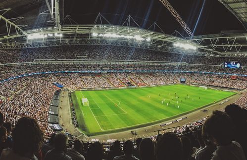 Es ist das moderne Kolosseum, die Arena für die Gladiatoren des 21. Jahrhunderts: Das Fußballstadion. Mehr als 13 Millionen Menschen besuchen jedes Jahr Spiele in der Ersten Bundesliga. Fans, Ultra-Gruppen, Anhänger des Gegners richten dabei so grausam über die 22 Recken auf dem Spielfeld wie einst der römische Imperator Julius Cäsar. Ein schlechtes Spiel wird mit gnadenlosen Pfiffen geahndet, persönliche „Verfehlungen" mit hämischen Sprechchören oder Transparenten. Wenig verwunderlich, dass die Versiegelung der eigenen Persönlichkeit fast wie ein Schutzmechanismus wirkt. Trainer Ralf Rangnick ging 2011 offen mit seiner Burnout-Erkrankung um, kämpfte sich zurück in den Profifußball und führt nun RB Leipzig auf Champions-League-Kurs. „Wir warten sehnlichst auf deinen nächsten Burnout", wird er in Berlin begrüßt. „Burnout Ralle: Häng dich auf!", schieben Fans von Borussia Dortmund hinterher. Auch Homosexualität ist im Profifußball ein Tabuthema geblieben: Präsidenten, Manager und ehemaliger Spieler raten aktuellen Profis vehement von einem Coming-out ab. Günter Netzer bestätigte im Fernsehen, ein Outing könnte fatale Folgen für Spieler haben. Der ehemalige St. Pauli-Präsident Corny Littmann befürchtet für homosexuelle Spieler eine sofortige Außenseiterrolle in einer heterosexuellen Mannschaft. Schätzungen gehen davon aus, dass in den deutschen Bundesligen mindestens drei schwule Teams spielen müssten. Ein öffentliches Coming-out wagte noch immer kein aktiver Profi. 