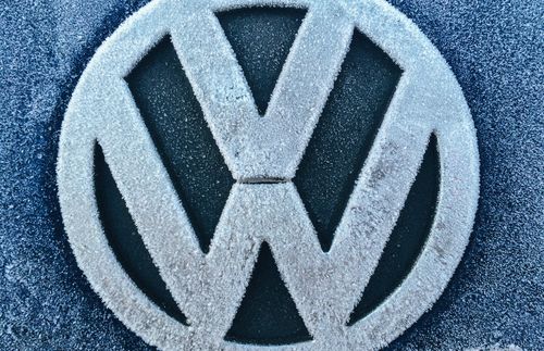 Der Skandal, der die Diesel-Diskussion noch weiter ins Rollen brachte: Der im Herbst 2015 bekannt gewordene VW-Abgasskandal, bei dem Autos so manipuliert wurden, dass bei Überprüfungen deutlich niedrigerer Schadstoffausstoß gemessen wurde als real existierte. Insgesamt 11 Millionen Fahrzeuge müssen nun umgerüstet werden – bei 3,7 Millionen sei dieser Schritt bereits erfolgt. Und noch immer sind nicht alle Ausmaße deutlich, alle Beteiligten geklärt und alle Klagen von enttäuschten Käufern verhandelt – der Skandal wird auch 2017 weiter im Fokus der Öffentlichkeit stehen.