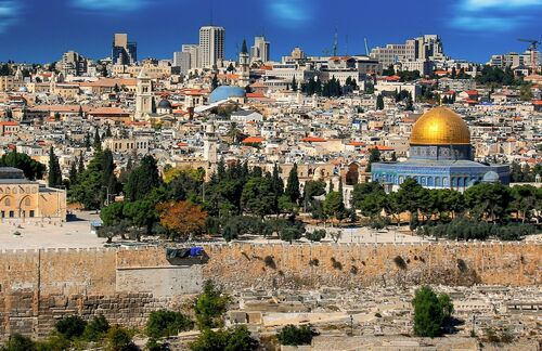 Mit rund 800.000 Einwohnern ist Jerusalem eines der pulsierenden Zentren Israels. Auf 5.000 Jahre Geschichte kann die Stadt zurückblicken, vereint drei Weltreligionen, unzählige heilige Stätten, symbolträchtige Orte und spannungsgeladene Politik. Für weltweit 2 Milliarden Christen, 1,5 Milliarden Muslime und 15 Millionen Juden ist Jerusalem die heilige Stadt. Nach der Gründung des modernen Staates Israel im Jahre 1948 war Jerusalem geteilt. Der Westen gehörte zu Israel, der Osten zunächst zu Palästina, dann zu Jordanien. Mit dem israelischen Sieg im Sechstagekrieg von 1967 wurde Jerusalem wieder vereint. Die Gegensätze zwischen israelischen Juden und Palästinensern sorgten jedoch immer wieder für Unruhen. 1980 erklärte Israel ganz Jerusalem offiziell zur Hauptstadt.