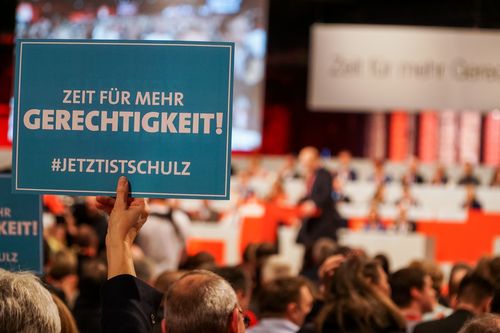 Schilder und „Klatschpappen“ wie diese sind auf dem Parteitag nur selten zu sehen – der Verzicht darauf nimmt Abstand von einer übermäßigen Nutzung wie sie aus dem vergangenen US-Wahlkampf bekannt ist. Ohne die kontinuierliche Bewegung der Schilder können zudem die Bildsprache beruhigt und dauerhafte Nebengeräusche vermieden werden. Ein beliebtes Andenken waren die spärlich gesäten Pappen unter den Delegierten und Gästen aber allemal. 