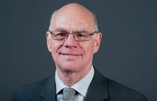 Der Vorschlag des Bundestagspräsidenten Norbert Lammert fand keine Mehrheit – wollte er vor seinem Ausscheiden aus dem Bundestag noch etwas im Wahlrecht bewegen, so scheint dies mittlerweile endgültig gescheitert. Er hatte vorgeschlagen, eine maximale Sitzanzahl des Bundestages von ungefähr 630 Sitzen festzulegen – bis dorthin würden Überhangmandate ausgeglichen, darüber hinaus nicht. In Zeiten, in denen die beiden „Hauptgewinner“ der Direktmandate, CDU/CSU und SPD, im Vergleich zu vorherigen Jahrzehnten über einen deutlich geringeren Anteil an Zweitstimmen verfügen und damit die Wahrscheinlichkeit von Überhangmandaten wächst, scheint die Idee der Begrenzung von Ausgleichsmandaten keine praktikable und einfach Lösung zu sein. Eine Lösung, die schlimmstenfalls zu ähnlichen Verzerrungen führen kann – wie die vorangegangene Regelung, bei der Überhangmandate gar nicht ausgeglichen wurden – und eventuell sogar über Regierungsmehrheiten entscheiden könnte.