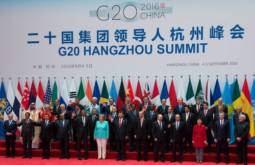Bereits zum zwölften Mal haben sich die Staats- und Regierungschefs der 19 führenden Industrienationen und der EU im vergangenen September zu einem G20-Gipfel getroffen. Im ostchinesischen Hangzhou sprachen sie sich in ihrer Abschlusserklärung mit einem Aktionspaket für die Ankurbelung der schwachen Weltwirtschaft ein. Die G20 warb zudem für mehr Solidarität in der Flüchtlingskrise und verstärkte Anstrengungen im Klimaschutz. „Viel Theater, wenig Fortschritt“, monierte hingegen die Tageszeitung „taz“ und bemängelte die Präsentation vorgefertigter Beschlüsse. Seit dem 1. Dezember 2016 führt nun Deutschland die Gruppe für ein Jahr an – und kann mit dem nahenden Gipfel im Juli in Hamburg selbst neue Maßstäbe setzen.