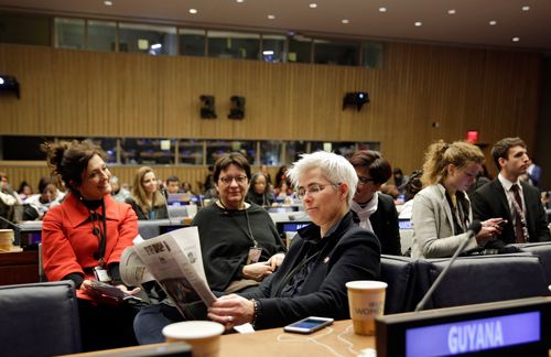 Um 16:10 Uhr ist Schluss bei der diesjährigen Sitzung der „Commission on the Status of Women“ im New Yorker Hauptquartier der Vereinten Nationen. Um diese Uhrzeit sind noch 23 Prozent der Arbeitstages übrig – und genauso lange arbeiten Frauen im Vergleich zu ihren männlichen Kollegen umsonst. Aktuelle Zahlen des Statistischen Bundesamtes zeigen jedoch, dass hinter der bekannten „Gender Pay Gap“ nicht unbedingt böse Absicht steckt: Fast drei Viertel der Lohnunterschiede lassen sich auf „strukturelle Unterschiede“ zurückführen, melden die Statistiker. Das heißt: Frauen arbeiten in Branchen und Berufen, die per se schlechter bezahlt sind. Sie arbeiten zudem seltener in Führungspositionen und häufiger in Teilzeit oder in Minijobs. Vergleicht man hingegen Frauen und Männer, die gleichermaßen qualifiziert sind und einer vergleichbaren Tätigkeit nachgehen, schrumpft die Lohnlücke auf sechs Prozent.