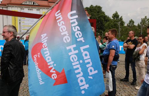 Zwar wünschen sich einer Umfrage zufolge 22 Prozent der Ostdeutschen die Alternative für Deutschland in den Bundestag, doch die Zustimmungswerte für die Rechtspopulisten schwanken. In den vergangen Wochen war die AfD in mehreren Umfragen abgesackt. Im „stern“-RTL-Wahltrend verharrt die Partei derzeit bei 8 Prozent. Vor drei Wochen hatte sie mit 7 Prozent den niedrigsten Wert seit November 2015 erreicht. Deutschlandweit würden es sogar 71 Prozent der Befragten begrüßen, wenn die Partei den Einzug ins Parlament im September verpasse – das ergab eine Forsa-Umfrage im Auftrag des „stern“. Intern streitet die Partei weiter darüber, ob Realpolitiker oder Rechtsaußen die programmatische Deutungshoheit gewinnen. Zwischen Frauke Petry und ihren Kritikern tobt ein Machtkampf, gegen den umstrittenen Thüringer Landesvorsitzenden Björn Höcke läuft sogar ein Parteiausschlussverfahren. Die Zerstrittenheit innerhalb der Partei könnte einen größeren Wahlerfolg verhindern. Katastrophenfaktor: Niedrig.