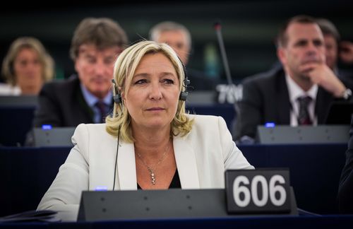 Man könnte meinen, rechte Politik läge ihr im Blut: Marine Le Pen hat die französische Partei Front National von ihrem umstrittenen Vater übernommen und wollte mit ihrem Wahlprogramm neue EU-Verträge aushandeln, eine Verfassungsänderung, die Franzosen gegenüber Ausländern bevorzugt, und Grenzschließungen durchsetzen sowie eine Änderung des Pressegesetzes von 1881 vorantreiben. Doch gegen Macron hat Le Pen ganz offensichtlich im Stechen keine Chance, verliert mit nur 33,9 Prozent der Stimmen. Dennoch warnt Europa am Tag nach dem Erfolg Macrons unisono: Man dürfe nicht vergessen, dass immerhin 11 Millionen Franzosen mit ihren Stimmen rechtes Gedankengut unterstützt haben. Vor allem eines dürften die Parteien in Europa nun nicht: Sich auf kleinen Zwischenzielen ausruhen und in etablierte Muster zurückfallen.