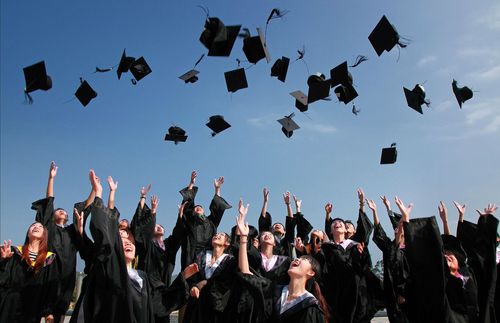 Schwierig ist und bleibt es, unterschiedliche Anspruchsgruppen und ihre Wünsche zu vereinen. Denn nicht nur Studieninteressenten oder Studierende möchten auf dem Laufenden gehalten werden, auch Absolventen möchten erfahren, was an ihrer alten Universität so passiert. Dass die einen wohl mehr an aktuellen Veranstaltungen und die anderen an Forschungsergebnissen interessiert sind, ist nahezu selbsterklärend – professionelle Bilder finden aber wohl alle gut. Aufgrund dieser vielfältigen Ansprüche an Facebook-Seiten ist eine professionelle Pflege des Social Media-Auftritts heute Pflicht, wenn man gegenüber der Konferenz nicht negativ auffallen möchte. Doch nicht nur das geschulte Personal ist kostspielig – auch Werbemaßnahmen zur Akquise neuer Studierender sind nicht zu unterschätzen.