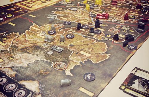 Brettspiele, Videogames, Ausstellungen – und natürlich die ideengebenden Bücher: Hinter „Game of Thrones“ steckt auch eine durchdachte Marketingmaschinerie. Pro Staffel setzt HBO mittlerweile mehr als 60 Millionen US-Dollar ein – das selbe Budget wie für größere Hollywood-Streifen. Die Investitionen rentieren sich: Mit vergangenen Staffeln nahm HBO allein durch Auslandslizensierungen etwa 2,5 Millionen Dollar pro Folge ein. Kürzlich verkaufte ein Luxusuhrenhersteller nachgebauchte Uhrenmodelle für 10.000 Euro, den Eisernen Thron kann man sich für 30.000 Dollar nach Hause holen, die US-Brauerei Ommegang legte ein Serien-Bier auf und diverse Modeschöpfer widmeten Büchern und der Serie eigene Kollektionen. 