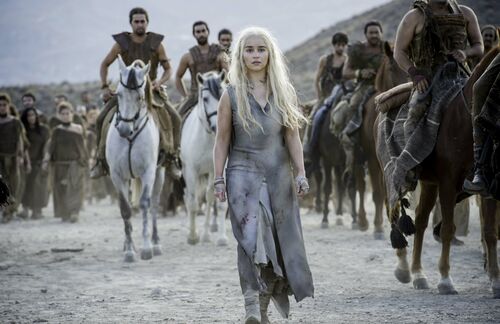 Kriege und Intrigen in Westeros, das Wiedererstarken der Targaryens unter Drachenkönigin Daenerys und die Bedrohung aus dem fernen Norden – was für Außenstehende wie eine wilde Mischung aus mittelalterlichen Königen und fantastischen Welten klingt, lässt die Herzen von Kennern höher schlagen. Die HBO-Serie „Game of Thrones“ erzählt die fantastische Geschichte der bisher fünf Bücher von George R. R. Martin. Damit schaffte es US-Sender HBO, die bisher erfolgreichste Serie in der Sendergeschichte umzusetzen – und sogar ganz traditionelle Medien wie das TIME-Magazin zu begeistern: „Thrones ist unsentimental und oft brutal. Es entwickelt sich auch zur fesselndsten Abenteuerserie für Erwachsene, die das Fernsehen seit Lost produziert hat.“