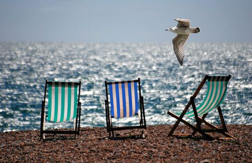 Endlich hat der Sommer Deutschland fest im Griff. Lange boten die ersten sommerlichen Wochen ein stetiges Auf und Ab aus 30 Grad und Gewitter mit Temperaturstürzen. Nun steht am 27. Juni der Siebenschläfer an, der bekanntlich das Wetter für die kommenden sieben Wochen bestimmen soll. Laut einem Modell der Plattform wetter.de bringt der Siebenschläfer einen Mix aus Sonne und Wolken. Die derzeit prognostizierten Temperaturen liegen meist im sommerlichen Bereich, also bei knapp 20 Grad an den Küsten und 20 bis 26 Grad im übrigen Land.