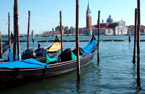 Die Touristenhochburg Venedig wird jedes Jahr auch zum Mekka für Kunstinteressierte. Bei der 57. Biennale lässt sich in diesem Jahr ein Rückzug ins Private beobachten, eine Besinnung auf jeden Einzelnen. So zeigt etwa die Schau „Viva Arte Viva“ in neun thematischen Abschnitten, wie Kunst entsteht, womit sie sich beschäftigt und welche Fragen sie stellt. Sie beginnt mit dem Innenleben des Künstlers und seiner Kreativität, widmet sich dann in weiteren Abschnitten Gefühlen, der Gemeinschaft und der Umwelt. Es geht um künstlerische Tradition, um Spiritualität und über die Frau und ihre Sexualität, es gibt einen Ausstellungsteil nur über Farben und schließlich einen über Zeit und Unendlichkeit. Auch Deutschland ist in diesem Jahr vielfältig in Italien vertreten: Insgesamt sechs deutsche Einzelkünstler zeigen Werke in der Hauptausstellung, viele weitere der insgesamt 120 eingeladenen Künstler leben und arbeiten in Berlin. Und damit leisten sie alle einen wichtigen Beitrag – nicht nur für die Kunst, sondern auch für das alltägliche Leben: „Die Kunst kann die Welt nicht verändern“, sagte Biennale-Präsident Paolo Baratta zur Eröffnung. „Aber sie hilft uns dabei, uns mit uns selbst zu versöhnen und menschlich zu bleiben in diesen schwierigen Tagen.“