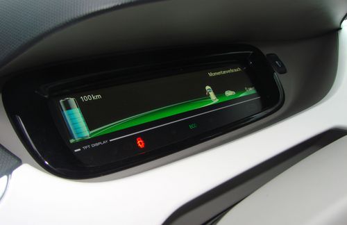 Wie alltagstauglich sind Elektroautos? Diese Frage stellt sich vor allem bei der Fahrt zur Stromzapfsäule. Denn erst für viele Scheine gibt es auch viel Strecke. Schlappe 24.000 Euro werden für den Renault Zoe fällig – dafür schafft es der französische Kleinwagen immerhin rund 400 Kilometer. Erst wer richtig in die Tasche greift und einen Tesla der Serie S sein Eigen nennt, der kommt mit einer Stromspritze bis zu 600 Kilometer weit. Doch der Luxushersteller bittet seine Kunden kräftig zur Kasse: Mindestens 70.000 Euro werden für das Einstiegsmodell fällig. Immerhin: Bis Ende diesen Jahres soll das Netz der Zapfsäulen entlang der deutschen Autobahnen fertig ausgebaut sein: Elektrotankstellen sollen dann durchschnittlich alle 30 Kilometer an den Autobahnen stehen.