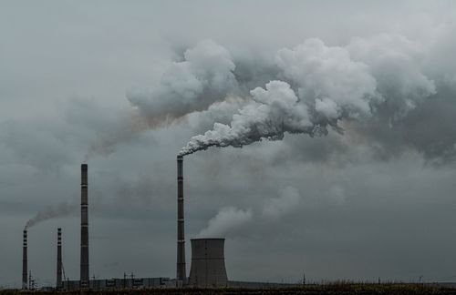 Statt ladenhütender Elektroautos rührt Eisenkopf die Werbetrommel für ein bestehendes politisches Instrument gegen den Klimawandel: das EU-Emissionshandelssystem. Es gilt als das zentrale Klimaschutzinstrument der EU, denn so sollen die Treibhausgasemissionen der teilnehmenden Energiewirtschaft und energieintensiven Industrie reduziert werden. Im System werden die Emissionen von europaweit rund 12.000 Anlagen der Energiewirtschaft und der energieintensiven Industrie erfasst. Das macht fast die Hälfte aller Kohlendioxidemissionen in Europa aus. Die Idee des Systems folgt dem Prinzip von „Cap“ und „Trade“. Eine Obergrenze (Cap) legt fest, wie viel Treibhausgasemissionen pro Handelsperiode ausgestoßen werden dürfen. Eine entsprechende Menge an Emissionsberechtigungen wird dann entweder kostenlos zugeteilt oder muss ersteigert werden. Die Emissionsberechtigungen können auf dem Markt frei gehandelt werden (Trade). Bis 2020 soll der Kohlendioxidausstoß so immerhin um 21 Prozent gesenkt werden.