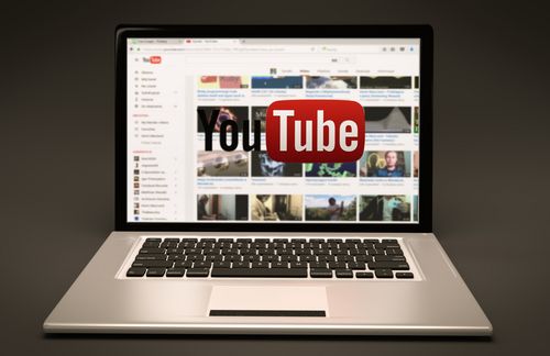 Gerade auf Plattformen wie YouTube entstehen seit einigen Jahren komplett neue Medienangebote: Ohne Zugangsbeschränkungen kann hier jeder zum Produzenten von Inhalten werden. Kommentierte Vorführungen von Videospielen, persönliche Einblicke in die Alltagsroutinen sogenannter „Vlogger“ oder Ratgebersendungen gehören auf YouTube zum Alltag. Allein auf mobilen Endgeräten erreicht YouTube mehr 18 bis 49-Jährige als Nachrichtensender und Kabelfernsehen. Jede Minute werden dort 300 Stunden Videomaterial hochgeladen – jeden Monat 3,25 Milliarden Stunden an Videos geschaut. Aufsehen erregte die Plattform in diesem Jahr unter anderem wegen massiver Schleichwerbungs-Vorwürfe: So verdonnerte etwa die Medienanstalt Hamburg/Schleswig-Holstein den Youtuber „Flying Uwe“ zu einem Bußgeld von 10.500 Euro. Sein Kanal zu den Themen Kampfsport und Fitness wird derzeit von 1,1 Millionen YouTube-Nutzern abonniert. Der Medienrat der Medienanstalt hat das Bußgeld wegen fehlender Werbekennzeichnungen beschlossen.