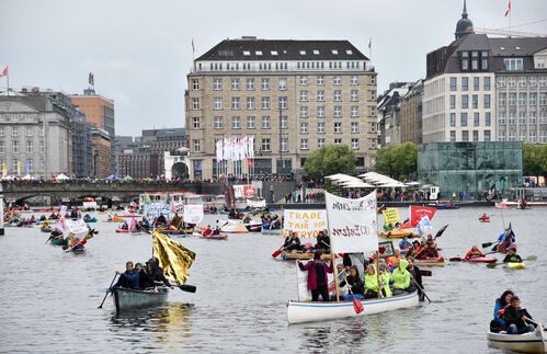 Selten blieben die Proteste beim G20-Gipfel im Juli so friedlich wie diese Aktion auf der Hamburger Innenalster. Die gefürchtete Hauptdemonstration „Welcome to Hell“ kam bereits nach 200 Metern Fußweg zum Stehen, als die Polizei Vermummte des linksautonomen „Schwarzen Blocks“ an der Spitze des Demonstrationszuges stoppte. Die eingekesselten Demonstranten gingen auf die Pfefferspray und Wasserwerfer einsetzenden Polizisten los und verwandelten Hamburg für zwei Tage in ein Schlachtfeld. In einer ersten Schätzung des Gesamtverbandes der Deutschen Versicherungswirtschaft (GDV) belaufen sich die Schäden durch die Ausschreitungen während des G20-Gipfels in Hamburg auf insgesamt zwölf Millionen Euro. Demnach entfällt ein Drittel der Summe – etwa vier Millionen Euro – voraussichtlich auf Autos, der Rest auf Schäden an Wohngebäuden und Geschäften. Mehr als 20.000 Polizisten waren im Einsatz, konnten die Krawalle aber zeitweilig nicht unterbinden. Hamburgs Erster Bürgermeister Olaf Scholz geriet unter Druck, wies Forderungen nach seinem Rücktritt aber zurück.