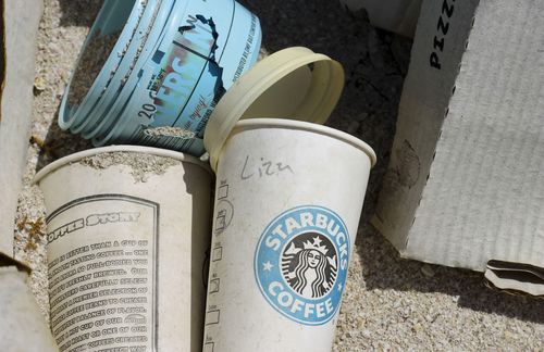 Ob traditionelle Bäckerei, kleiner Kiosk an der Bushaltestelle oder spezialisierter Anbieter mit Hipster-Touch: Koffeinjunkies können sich in Deutschland wohlfühlen, denn ein „Coffee to go“ wartet an fast jeder Ecke. Im Schnitt trank jeder Deutsche 2014 durchschnittlich 162 Liter Kaffee, davon etwa fünf Prozent aus Einwegbechern: Das entspricht pro Kopf und Jahr einem Verbrauch von 34 Einwegbechern. Pro Stunde werden somit deutschlandweit etwa 320.000 solcher Becher über die Ladentheken gereicht – jährlich summiert sich die Zahl auf 2,8 Milliarden Einwegbecher. Zunehmend setzen Städte, Verbünde oder Kundengruppen nun auch auf Mehrwegbecher und Pfandsysteme – doch der Trend rentiert sich nur langsam. Größte Kritikpunkte sind vor allem die mangelnde Hygiene und Disziplin potenzieller Nutzer. 