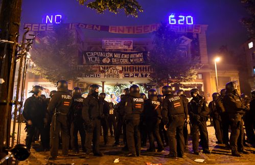 Kurz vor dem G20-Gipfel bereitet sich die Hansestadt Hamburg auf eine der härtesten Großveranstaltungen ihrer Geschichte vor: Doch die Stadt hat keine Lust auf das Treffen der Staats- und Regierungschefs. Verkehrschaos, Kosten, Sinnfrage – auf den Straßen wird das Treffen der 20 wichtigsten Staatschefs der Industrienationen und Schwellenländer in der Luft zerrissen. Es sind nicht die Proteste, die den Leuten Sorgen bereiten, es sind praktische Fragen, die man ihnen angesichts etwa massiver Polizeipräsenz kaum verwehren kann: Wie komme ich jetzt nach Hause, wenn große Teile der Innenstadt gesperrt sind?