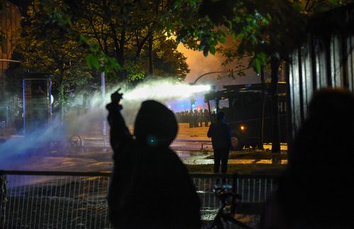 Um 19.10 Uhr am Gipfel-Donnerstag startet die Demo „Welcome to Hell“ vom Fischmarkt in Richtung Landungsbrücken, am Elbufer entlang. Vorne läuft der berüchtigte Schwarze Block, seitlich hat die Polizei zwei Wasserwerfer aufgefahren. Nur 10 Minuten später stoppt die Demo, bevor sie richtig begonnen hat. Mitglieder des Schwarzen Blocks haben sich vermummt. Die Polizei will sie vom Rest der Demo separieren. Dann geht es Schlag auf Schlag: Schwarzgekleidete werfen mit Steinen, Eisenstangen, Flaschen auf die Polizisten in Kampfmontur und Helm. Es bricht eine Straßenschlacht aus.