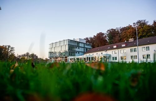 Mit so einem Campus studiert es sich einfach schöner: Fußläufig am Bodensee lädt die Zeppelin Universität nicht zur zum akademischen Wissenserwerb, sondern auch zu langen Abenden mit Kommilitonen am Seeufer ein. Kein Wunder, dass die ZU damit nicht nur Zuwachs aus Baden-Württemberg und Bayern lockt, sondern etwa auch 14 Prozent aus Nordrhein-Westfalen stammen. Doch die ZU bietet nicht nur guten Seeblick, sondern auch herausragende Bildung: So sind ZU-Alumni in 50 Ländern weltweit vertreten und bereichern insgesamt 364 verschiedene Universitäten auf der ganzen Welt in weiterführenden Studiengängen oder Auslandssemestern. 