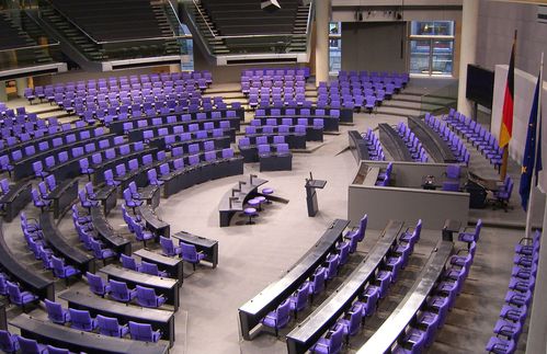 „Wir wollen da rein!“  – Sieben Parteien können sich in diesem Jahr ernsthaft Hoffnungen auf Sitze im Bundestag machen. Dazu duellierten sich nicht nur die Kanzlerkandidaten Merkel und Schulz, am Montag und Dienstag folgten Vertreter von Grünen, FDP, Linken, CSU und AfD in unzähligen kleinen Formaten. Doch aktuelle Meinungsumfragen nach den Duellen zeigen, dass die Stimmung im Land stabil bleibt: Eine Forsa-Umfrage vom gestrigen Mittwoch sieht CDU und CSU bei 38 Prozent, die SPD bei nur 23 Prozent. Im Ringen um Platz drei führen hier die Linke und die AfD mit jeweils neun Prozent, Grüne und FDP folgen mit acht Prozent. Ein Blick auf die Umfragewerte vor dem großen Duell am Sonntag zeigt: Die Zustimmungswerte zu den Parteien haben sich um maximal einen Prozentpunkt verschoben.