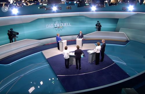 Knapp die Hälfte aller deutschen Fernsehzuschauer hat das TV-Duell zwischen Kanzlerin Merkel und Herausforderer Schulz geschaut. Ein „Game Changer“ sollte das Duell für den SPD-Kandidaten am vergangenen Sonntag werden, doch die Stimmung entpuppte sich als großkoalitionär und wenig konfrontativ. Fast eine Stunde dominierten Migration, Flucht und Integration das Duell, das innenpolitische Themen gekonnt umschiffte. Bildung, Infrastruktur, Digitalisierung – wer auf einen bunten Themenmix hoffte, wurde bitter enttäuscht. Laut Umfragen entschied die Kanzlerin das einzige Fernsehduell der beiden Kanzlerkandidaten für sich. Einzig in den Kategorien „Bürgernähe“ und „Angriffslust“ konnte Schulz, der besser als erwartet beurteilt wurde, punkten. Ein sozialdemokratischer „Game Changer“ sieht aber anders aus.