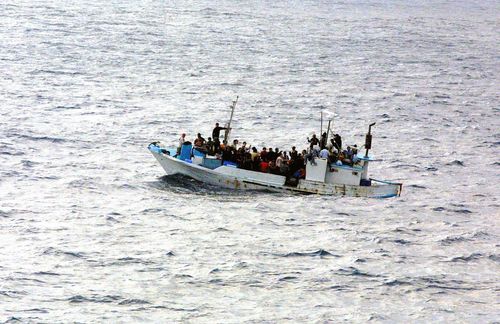 Damit sich weniger Menschen auf den gefährlichen Weg über das Mittelmeer wagen, will die Europäische Union auch auf dem afrikanischen Festland gegen Flucht, Migration und Schlepperei mobil machen. Zusätzlich zum Mittelmeer hat die EU aber ein zweites, ganz natürliches Bollwerk im Norden Afrikas: 3000 Kilometer Wüste. „Europas tödlicher Wall aus Sand“ nannte das Nachrichtenmagazin DER SPIEGEL die Sahara kürzlich – denn gemeinsam mit dem Mittelmeer verschwanden allein 2016 bis zu 20.000 Menschen auf dem Weg Richtung Europa. Die meisten dürften verdurstet sein, schreibt das Magazin: „Europa verstärkt diesen Wall aus Wasser und Sand seit Jahrzehnten: Mit modernen Zäunen und Kameras in den spanischen Afrika-Exklaven Ceuta und Melilla. Mit Küstenwachtbooten und Helikoptern zwischen Westafrika und den spanischen Kanaren. Durch einen fragwürdigen Flüchtlingsdeal mit der Türkei, einschließlich einer türkischen Grenzmauer zu Syrien. Und neuerdings mit sogenannten Migrationspartnerschaften mit afrikanischen Transitstaaten, in denen Polizei- und Grenzschutzkräfte gegen Schlepper gerüstet werden.“