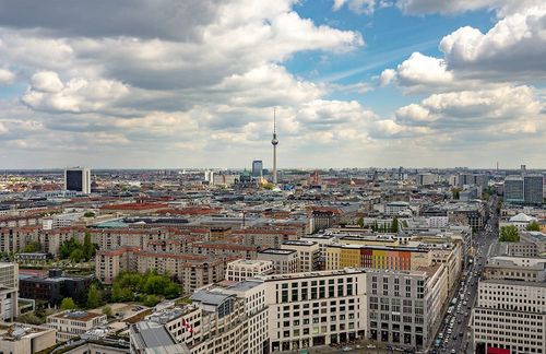 Jung, angesagt – und ganz nebenbei eine der größten Metropolen Europas: Berlin. Schon jetzt leben mehr als 3,5 Millionen Menschen in der Bundeshauptstadt – bis 2025 soll sich die Stadt sogar der 4 Millionen-Marke nähern. Zwar gilt Berlin weitläufig als Mekka für Start-ups und Pioniere, doch während sich diese oft in Friedrichshain, Kreuzberg oder Neukölln tummeln, ist die Stadt mit einem Durchschnittsalter von 42,74 Jahren nicht die jüngste. Andere deutsche Metropolen wie Hamburg, Köln oder München sind im Durchschnitt bis zu zwei Jahre jünger. Das größte Wachstum für die Hauptstadt wird übrigens in Pankow erwartet – einem Randbezirk. Auch in Reinickendorf, Treptow-Köpenick und Marzahn-Hellersdorf werden deutliche Zuzüge erwartet – allesamt keine Viertel in der Stadtmitte, sondern typische Berliner Suburbia. 