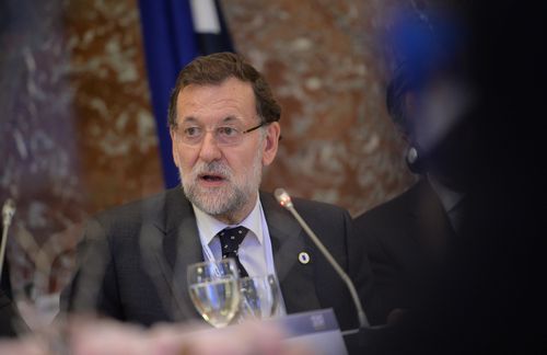 Auf Premierminister Mariano Rajoy kommen nun noch deutliche schwerere Zeiten zu. Er muss nicht nur das harte Einschreiten der Polizei rechtfertigen, sondern auch versuchen, die fünf Millionen Einwohner starke Gemeinschaft Katalonien zu zügeln. Rajoy hat den Polizeieinsatz gegen das von schweren Auseinandersetzungen begleitete Referendum in Katalonien als erfolgreich und gerechtfertigt bezeichnet. „Heute hat es kein Referendum für eine Selbstbestimmung in Katalonien gegeben“, sagte Rajoy in einer Fernsehansprache. Der spanische Staat habe bewiesen, dass er „mit allen ihm zur Verfügung stehenden Rechtsmitteln auf jedwede Provokation “reagieren könne. Die katalanische Regionalregierung habe „Grundrechte verletzt“ und gegen die Legalität und das demokratische Zusammenleben verstoßen. „Der Rechtsstaat bleibt mit all seiner Stärke in Kraft.“