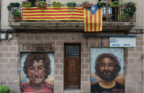 Mitten im Herzen Barcelonas hängt der Geist der Unabhängigkeit vom Balkon. Die katalanische Flagge ziert eine Hausfassade in der Innenstadt – und symbolisiert den Wunsch von Hunderttausenden Katalanen nach Unabhängigkeit von Spanien. Katalonien ist eine von 17 autonomen Gemeinschaften Spaniens. Die Region rund um Barcelona ist in etwa so groß wie Belgien, hat 7,5 Millionen Einwohner, eine jahrhundertealte Geschichte, eine eigene Sprache und eine starke Wirtschaft. Seit Langem fordern katalanische Politiker und Bürger mehr Selbstverwaltung. Sie fühlen sich als eigene Nation: historisch, sprachlich und kulturell.