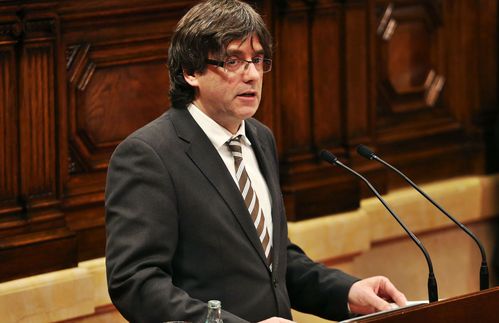 Am Dienstagabend um 18:00 Uhr könnte der katalanische Ministerpräsident Carles Puigdemont zum Zünglein an der katalanischen Zukunftswaage werden. Möglich ist, dass er tatsächlich die Unabhängigkeit von Spanien verkündet. Jedoch droht in diesem Fall nicht nur die Festnahme Puigdemonts, sondern auch, dass die Zentralregierung den Artikel 155 der Verfassung anwendet und die Regionalregierung entmachtet. Ein weiteres Szenario ist eine Art „symbolische“ Unabhängigkeitserklärung, die keine wirklichen Folgen hätte, oder die Ankündigung, auf eine solche in der Zukunft hinzuarbeiten - sie aber zunächst auf Eis zu legen. Beides könnte die Situation zumindest vorübergehend leicht entschärfen. Eine dritte Möglichkeit ist, dass Puigdemont erneut eindringlich an Madrid appelliert, Gespräche mit Katalonien aufzunehmen. Viele in der Region wünschen sich vor allem größere Autonomierechte. Ministerpräsident Mariano Rajoy hat aber bisher jeden Dialog abgelehnt.