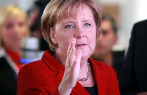 Auf Kurs Jamaika: Bundeskanzlerin Angela Merkel richtet sich auf schwierige Sondierungen für eine Jamaika-Koalition ein, sieht sich durch die Niederlage ihrer Partei in Niedersachsen aber nicht geschwächt. „In diese Sondierungsgespräche gehe ich sehr selbstbewusst“, sagte die CDU-Vorsitzende in Berlin. Sie und ihre „Freunde von CDU und CSU“ würden fair verhandeln, aber durchaus in dem „Selbstverständnis als stärkste Kraft“. Angela Merkel erwartet angesichts der „außergewöhnlichen politischen Konstellation“ langwierige Gespräche. „Ich rechne da mit mehreren Wochen“, sagte sie in Berlin und begründete dies auch mit der Entscheidung der SPD, in die Opposition zu gehen. Union, Grüne und FDP hätten deshalb „die klare Verpflichtung, aus dem Wählervotum eine Regierungsbildung zu versuchen.“