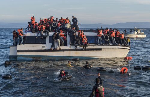 Auch im Oktober 2017 erreichen noch immer schreckliche Bilder aus dem Mittelmeer die deutschen Medien: Tagelang war das Rettungsschiff "Aquarius" Mitte Oktober vor Siziliens Küste permanent im Einsatz. Hunderte Flüchtlinge wurden gerettet, darunter mehr als 200 Kinder und Jugendliche. Im sizilianischen Palermo sind 606 aus dem Mittelmeer gerettete Bootsflüchtlinge an Land gebracht worden, unter ihnen 241 Kinder und Jugendliche. Die Hilfsorganisation SOS Méditerranée hatte die Menschen in sieben Einsätzen während innerhalb von 36 Stunden an Bord ihres Schiffes Aquarius genommen.