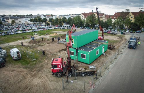 Die Chancen für Migranten auf dem deutschen Arbeitsmarkt sind noch nicht rosig, sagen Experten. Ein Grund dafür ist die lange Verfahrensdauer. Oft mussten Flüchtlinge Monate in solchen Containern, wie hier in Flensburg, ausharren, bis über ihre Asylanträge beschieden wurde. Sprachkurse oder Maßnahmen zur Integration in den Arbeitsmarkt in dieser Phase? Fehlanzeige! Die deutschen Konzerne, die insgesamt rund 3,5 Millionen Menschen beschäftigen, hatten bis zur Jahresmitte 2016 zusammen rund 3000 zusätzliche Praktikums- und Ausbildungsplätze für Flüchtlinge, aber gerade mal 54 Festanstellungen geschaffen. Eine Studie der Europäischen Kommission und der OECD kommt zu dem Schluss, dass es bis zu 20 Jahre dauere, ehe Flüchtlinge das Beschäftigungsniveau von Inländern erreichten.