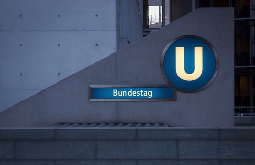 Das inhaltliche Herz des Deutschen Bundestages sind seine mehr als 20 Fachausschüsse, welche die inhaltiche Arbeit vor den bekannten Plenarsitzungen vorantreiben. Doch bisher ist der neue, 19. Bundestag noch nicht einmal theoretisch arbeitsfähig: Denn die Abgeordneten verzichteten darauf, die mehr als 20 Fachausschüsse einzusetzen, die für einen geordneten Ablauf notwendig sind. Um dem politischen Stillstand entgegenzutreten, haben sich die Jamaika-Parteien CDU, CSU, FDP und Grüne zumindest darauf verständigt, eine Art Super-Ausschuss einzuführen: Unterstützt von SPD und AfD soll ein "Hauptausschuss" eingesetzt werden. Der soll bis zum Abschluss der Regierungsbildung alle Aufgaben übernehmen, die ansonsten die Fachausschüsse erfüllen. Vorsitzender des Gremiums wird der neue Bundestagspräsident Wolfgang Schäuble (CDU), der Ausschuss soll 47 Mitglieder haben. Außerdem sollen - auf besonderen Wunsch der Grünen - zwei der regulären Fachausschüsse, der Petitions- und der Geschäftsordnungsausschuss, eingesetzt werden.