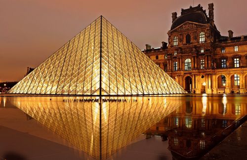 Der „Original-Louvre“ residiert in Paris in der ehemaligen Residenz der französischen Könige. Das Museum ist mit etwa zehn Millionen Besuchern das meistbesuchteste und, gemessen an der Ausstellungsfläche, das drittgrößte Museum der Welt. Der Ursprung der Sammlung geht auf das 14. Jahrhundert zurück. Heute umfasst die Sammlung ungefähr 380.000 Werke, von denen etwa 35.000 Exponate auf einer Fläche von mehr als 60.000 Quadratmetern präsentiert werden. Besonders hervorzuheben ist die Qualität der griechischen und römischen Antikensammlungen, der Abteilungen der italienischen Renaissancemalerei und der flämischen Malerei des 16. und 17. Jahrhunderts sowie der französischen Malerei des 15. bis 19. Jahrhunderts.