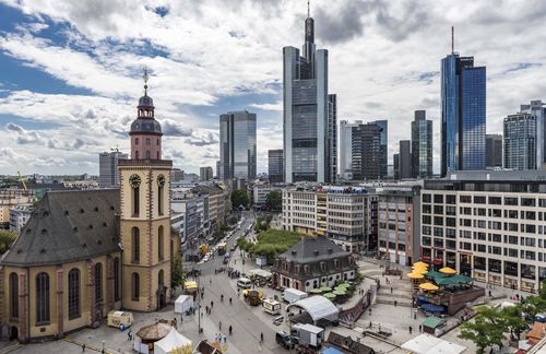 Deutschlands Metropolen und Größstädte sind zukunftsfähig – das zeigt jedenfalls eine Studie, die das Hamburgische Weltwirtschaftsinstitut (HWWI) und die Privatbank Berenberg durchgeführt haben. Seit zwei Jahren führt die bayerische Landeshauptstadt München das Ranking der 30 größten Kommunen an – gefolgt von Leipzig und der Bankenmetropole Frankfurt. Derzeit lebt knapp ein Viertel (23 Prozent) der Bevölkerung in Deutschland in den 30 größten Städten. Es bestehe jedoch die Gefahr, „dass sich der Abstand zwischen den dynamischen und ökonomisch erfolgreichen Städten auf der einen Seite und den Städten, die am unteren Ende des Rankings stehen und Defizite aufweisen, noch vergrößern wird“, erklärte Berenberg-Chef Hans-Walter Peters in einer Mitteilung.