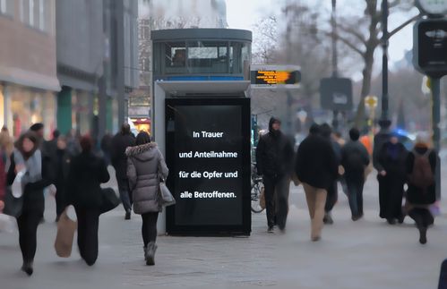 Mit einem 32 Tonnen schweren Sattelschlepper raste der Tunesier Anis Amri in den Weihnachtsmarkt an der Berliner Gedächtniskirche. Seitdem hat der Terrorismus auch Deutschland erreicht – auch wenn weitere schwere Anschläge bisher vereitelt werden konnten. Doch mit Amris grausamer Tat geriet auch das Feindstafrecht wieder in den juristischen Fokus: Denn nach Jakobs Lehre würde das Feindstrafrecht, einen Terroristen, der die herrschende Gesellschaftsordnung stürzen will, als „Unperson“ behandeln – und nicht wie einen Bürger. Vielmehr wäre er als Feind zu bekämpfen. Schließlich vertritt Jakobs die These, dass bereits das geltende deutsche Recht „feindstrafrechtliche Stränge und Partikel“ enthält, beispielsweise die Sicherungsverwahrung, die Strafbarkeit der Vorbereitung von Verbrechen und die Kontaktsperre zwischen Strafverteidiger und Mandanten. Damit sei das Feindstrafrecht rechtlich und gesellschaftlich grundsätzlich anerkannt. Doch unter der Herrschaft des Grundgesetzes der Bundesrepublik Deutschland sind feindstrafrechtliche Regelungen aus verfassungsrechtlichen Gründen nicht legitim. Maßnahmen des Staates, die einer Person, aus welchen Gründen auch immer, den Rechtsstatus als Person verweigern, sind verfassungswidrig. Dies ergibt sich zwingend aus den Artikeln 1 und 20 des Grundgesetzes, die der Umgestaltung auch durch eine verfassungsändernde Mehrheit im gesetzgebenden Gremium Bundestag entzogen sind.