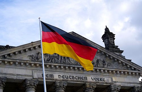 Welcher Wind zukünfitg im Deutschen Bundestag wehen wird, das zeigt sich wahrscheinlich erst im kommenden Jahr. Unter gutem Zureden von Bundespräsident Frank-Walter Steinmeier distanzierten sich auch die Sozialdemokraten von einer Neuwahl – die Zeichen stehen somit auf einer Fortsetzung der Großen Koaltion oder eine Minderheitsregierung. Eine aktuelle Meinungsumfrage zeigt, dass eine Neuwahl ohnehin wenig Bewegung in den Koalitionszirkus bringen würde. Ein Meinungstrend der BILD-Zeitung zeigt: Die CDU/CSU verbessert sich im Vergleich zur Vorwoche um zwei Punkte und kommt auf 32 Prozent. Die SPD gewinnt einen Punkt und kommt auf 22 Prozent – sie erreicht damit mehr Zustimmung als bei der Bundestagswahl, bei der sie auf 20,5 Prozent gekommen war. Die Grünen, die am 24. September 8,9 Prozent erreicht hatten, halten ihr Umfrageergebnis aus der Vorwoche von 10 Prozent. FDP, AFD und Linke verlieren gegenüber der Vorwoche jeweils einen Punkt – die FDP fiele auf 10 Prozent, die Linke würde auf eben so viele Punkte erstarken, die AfD könnte sich 13 Zähler sichern.