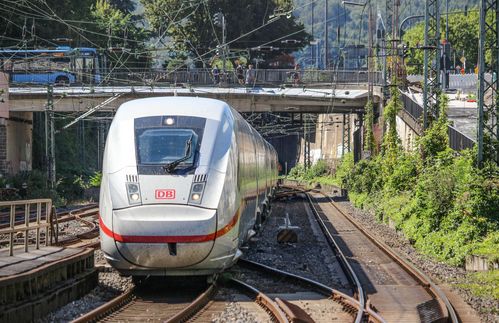 Das neue Zug-Flaggschiff der Deutschen Bahn macht die Hochgeschwindigkeitsstrecke von München nach Berlin überhaupt erst möglich: Der ICE 4, hier bei einer Testfahrt in Wuppertal, soll künftig mit 119 Zügen das Rückgrat des neuen Fernverkehrs bilden. Nach einer einjährigen Testphase ist die Zug-Generation im Dezember in den Regelbetrieb gestartet. Die Versprechen der Bahn: Moderne WLAN- und Telefonietechnik sollen den ICE zum modernen Büro machen, ein Fahrradabteil und zusätzlicher Stauraum für Gepäck sollen Reisende locken und moderne Sitze mit eingelassenen Platznummern das Zurechtfinden erleichtern. Drei Sprinter fahren ab sofort täglich die 623 Kilometer von München nach Berlin und zurück – mit bis zu 300 Kilometern pro Stunde. Die Reisezeit verkürzt sich dadurch um mehr als zwei Stunden auf 3 Stunden und 55 Minuten.