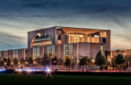 Dass der Chefsessel im Kanzleramt den Besitzer wechselt, scheint trotz Jamaika-Aus unwahrscheinlich. Aktuell stehen die Zeichen zwar auf einer Großen Koalition, doch selbst wenn es nicht für das Bündnis mit den Sozialdemokraten reicht, könnte Merkel an der Macht bleiben. Das legt jedenfalls CDU-Präsidiumsmitglied Jens Spahn nahe: „Wenn es mit der SPD gar nicht geht, machen wir es eben alleine“, sagte Spahn der „Bild am Sonntag“. Eine Minderheitsregierung sei zwar etwas „völlig Neues“, müsse aber deshalb nichts Schlechtes sein: „Angela Merkel könnte mit all ihrer Erfahrung auch eine Minderheitsregierung erfolgreich führen.“ Am Ende sei es eine Frage der Alternativen, so Spahn.