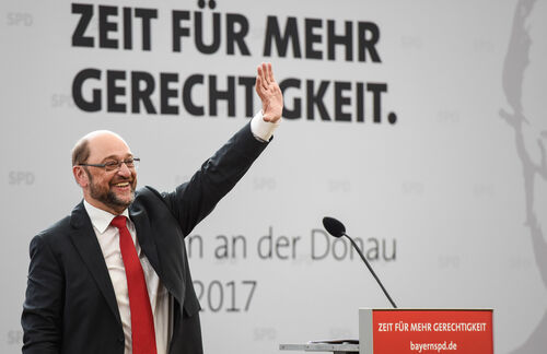 Aus „Zeit für Gerechtigkeit“ wird wohl bald „Zeit für GroKo“. Auf dem Berliner SPD-Parteitag beschwor der wiedergewählte Chef der Sozialdemokratien, die geplanten Gespräche mit der Union liefen keineswegs auf eine Große Koalition hinaus, würden ergebnisoffen geführt werden. Doch das zu glauben, fällt schwer. Der SPD-Parteitag wollte demonstrieren, dass die Partei sich erneuern will: mit einem nahezu gleichen Programm und nahezu gleichen Personal. Neue – Lars Klingbeil – und Aufmüpfige – Olaf Scholz – werden mit schlappen Wahlergebnissen abgestraft. Trotz aller Aufrufe zur Erneuerung stehen die Zeichen bei der SPD auf „Weiter so“. Weiter zur nächsten Großen Koalition.