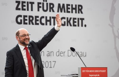 Aus „Zeit für Gerechtigkeit“ wird wohl bald „Zeit für GroKo“. Auf dem Berliner SPD-Parteitag beschwor der wiedergewählte Chef der Sozialdemokratien, die geplanten Gespräche mit der Union liefen keineswegs auf eine Große Koalition hinaus, würden ergebnisoffen geführt werden. Doch das zu glauben, fällt schwer. Der SPD-Parteitag wollte demonstrieren, dass die Partei sich erneuern will: mit einem nahezu gleichen Programm und nahezu gleichen Personal. Neue – Lars Klingbeil – und Aufmüpfige – Olaf Scholz – werden mit schlappen Wahlergebnissen abgestraft. Trotz aller Aufrufe zur Erneuerung stehen die Zeichen bei der SPD auf „Weiter so“. Weiter zur nächsten Großen Koalition.