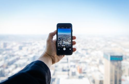 Smartphones packen die ganze Welt in eine Hand. Doch gleichzeitig sorgen die vielseitigen Begleiter auch für ständige Erreichbarkeit, sind immer in greifbarer Nähe. Konzerte werden in Handy-Videos festgehalten, Sightseeing mit Selfies untermauert, Freunde nicht mehr mit Geburtstagskarten überrascht, sondern per Sprachnachricht beglückwünscht. Vor zehn Jahren erschuf der US-amerikanische Megakonzern Apple ein Monster: Den Smombie. Das am 9. Januar 2007 von Apple enthüllte iPhone wurde zum meistverkauften Produkt aller Zeiten und machte aus vielen Nutzern eben diese gefährliche Kombination aus Smartphone und Zombie, die es 2016 zum Jugendwort des Jahres schaffte. Mehr als eine Milliarde iPhones hat Apple mittlerweile verkauft. Aber das Unternehmen ist nur noch eines von mehreren, das sehr gute Smartphones für Menschen mit viel Geld baut. Im Jubliäumsjahr wünscht sich die Fachwelt von Apple noch einmal etwas Besonderes: ein iPhone 8 mit Wow-Effekt. Noch einmal etwas von diesem Gefühl von 2007, als ein CEO und Entertainer auf der Bühne stand, „this changes everything“ sagte – und recht behielt.